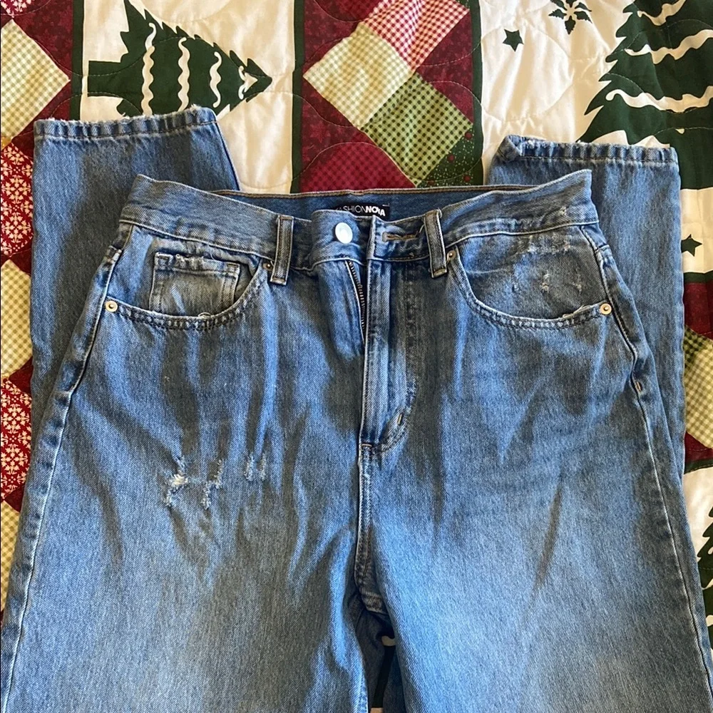 Fashion Nova Blue Relaxed Fit Jeans with Distressed Details - Picture 1 of 4